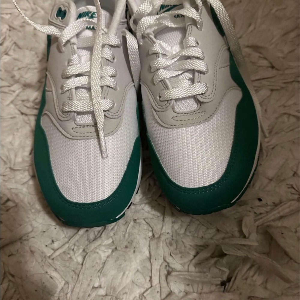 Brand new 
Women’s shoes 
Size 8 1/2. 
$95 

Retail $105 + tax 

📍located in IL